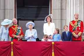 Camilla, duchesse de Cornouailles, le prince Charles, prince de Galles, la reine Elizabeth II, le prince Louis de Cambridge, Catherine, duchesse de Cambridge, la princesse Charlotte de Cambridge, le prince George de Cambridge et le prince William, duc de Cambridge sur le balcon du palais de Buckingham le 2 juin 2022. (Photo de Chris Jackson/Getty Images)