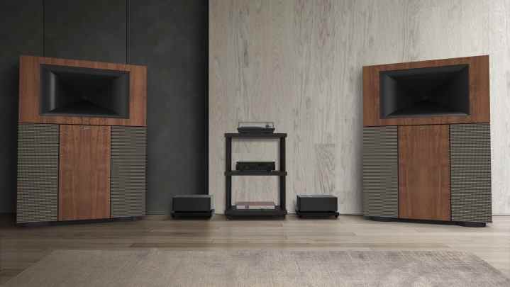 Une paire d'enceintes Klipsch Jubilee avec amplificateurs et crossovers.