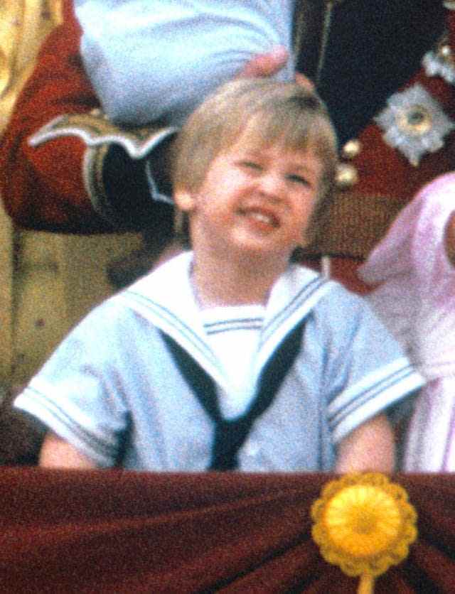 Le prince William, aujourd'hui duc de Cambridge, sur le balcon du palais de Buckingham, à Londres, pour regarder le survol, à la suite de Trooping the Colour.  Le prince Louis porte aujourd'hui une tenue similaire à celle de son père de 1985