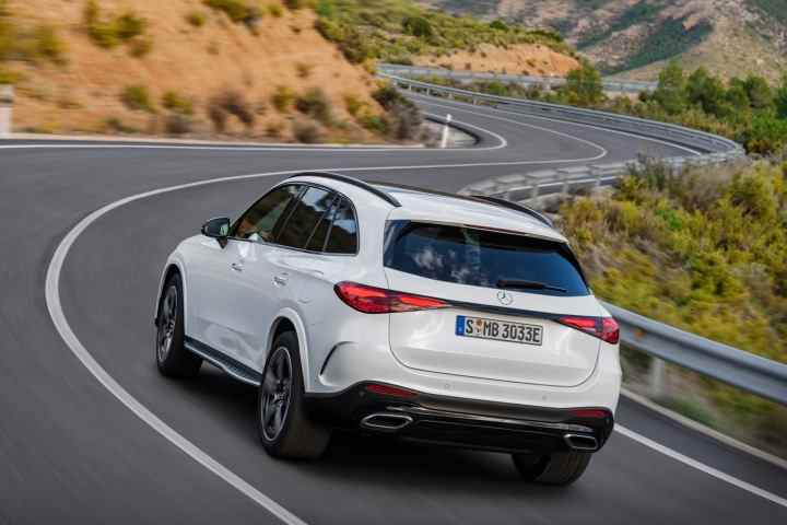 Vue de trois quarts arrière du Mercedes-Benz Classe GLC 2023.