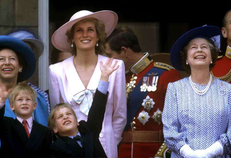 Broche reine Buckingham Palace Trooping the Colour 