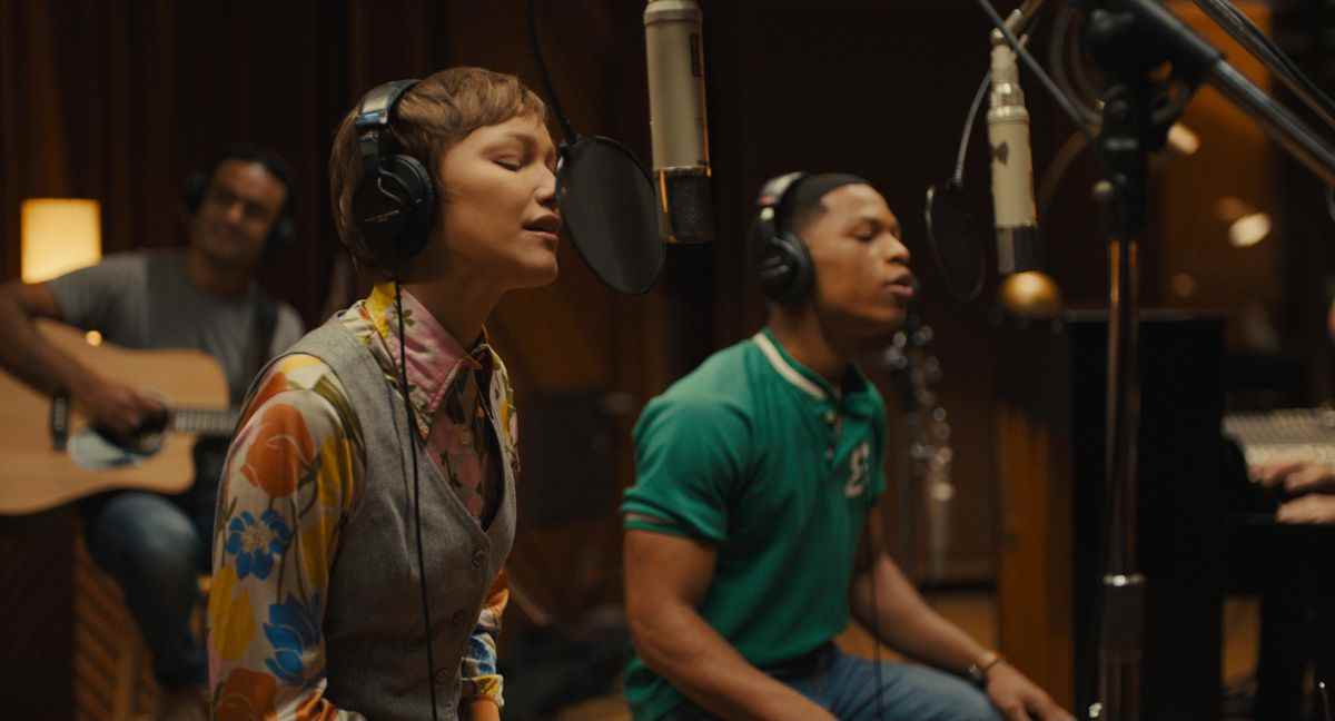 (LR): Grace VanderWaal comme Stargirl Caraway et Elijah Richardson comme Evan dans l'action en direct de Disney Hollywood Stargirl, exclusivement sur Disney Plus.