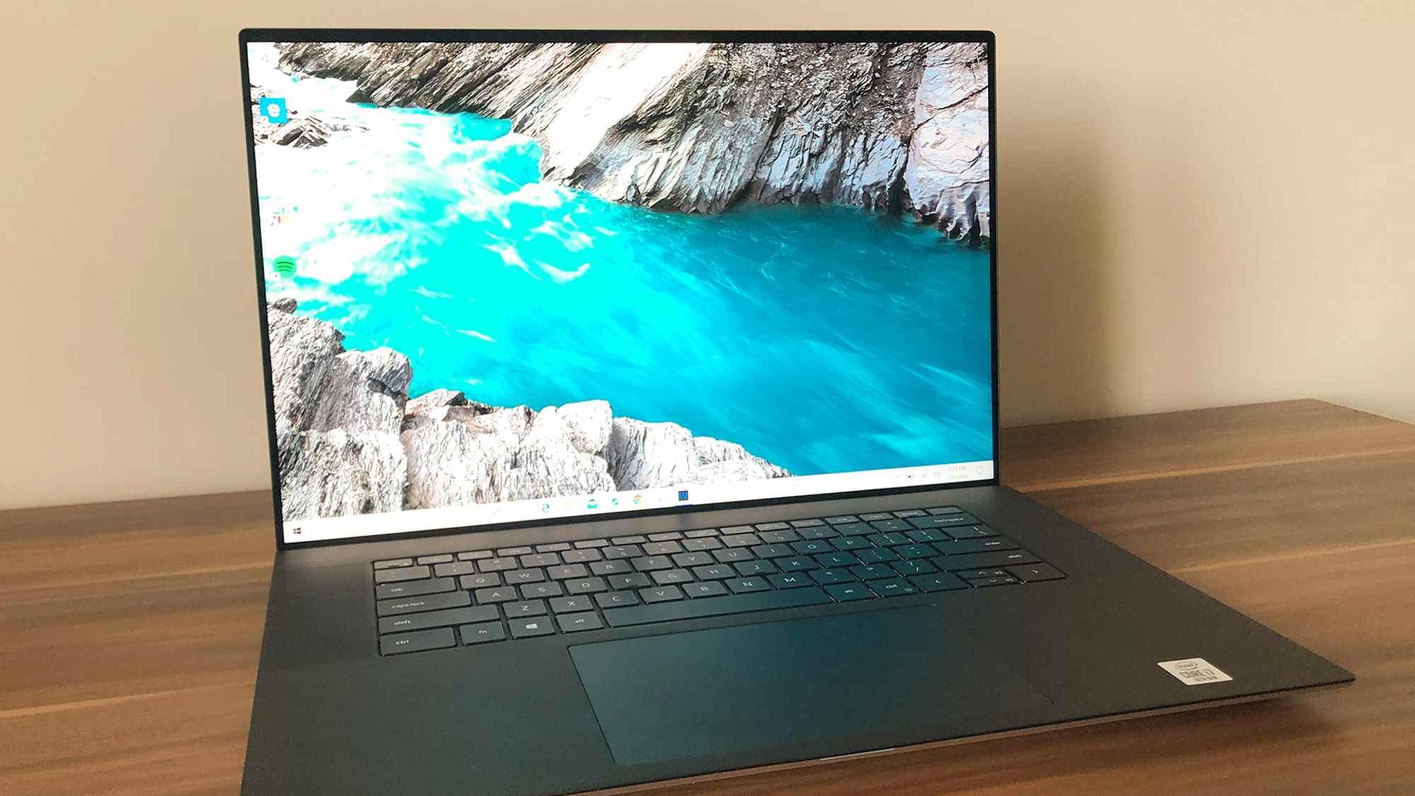 Dell XPS 17 sur un bureau