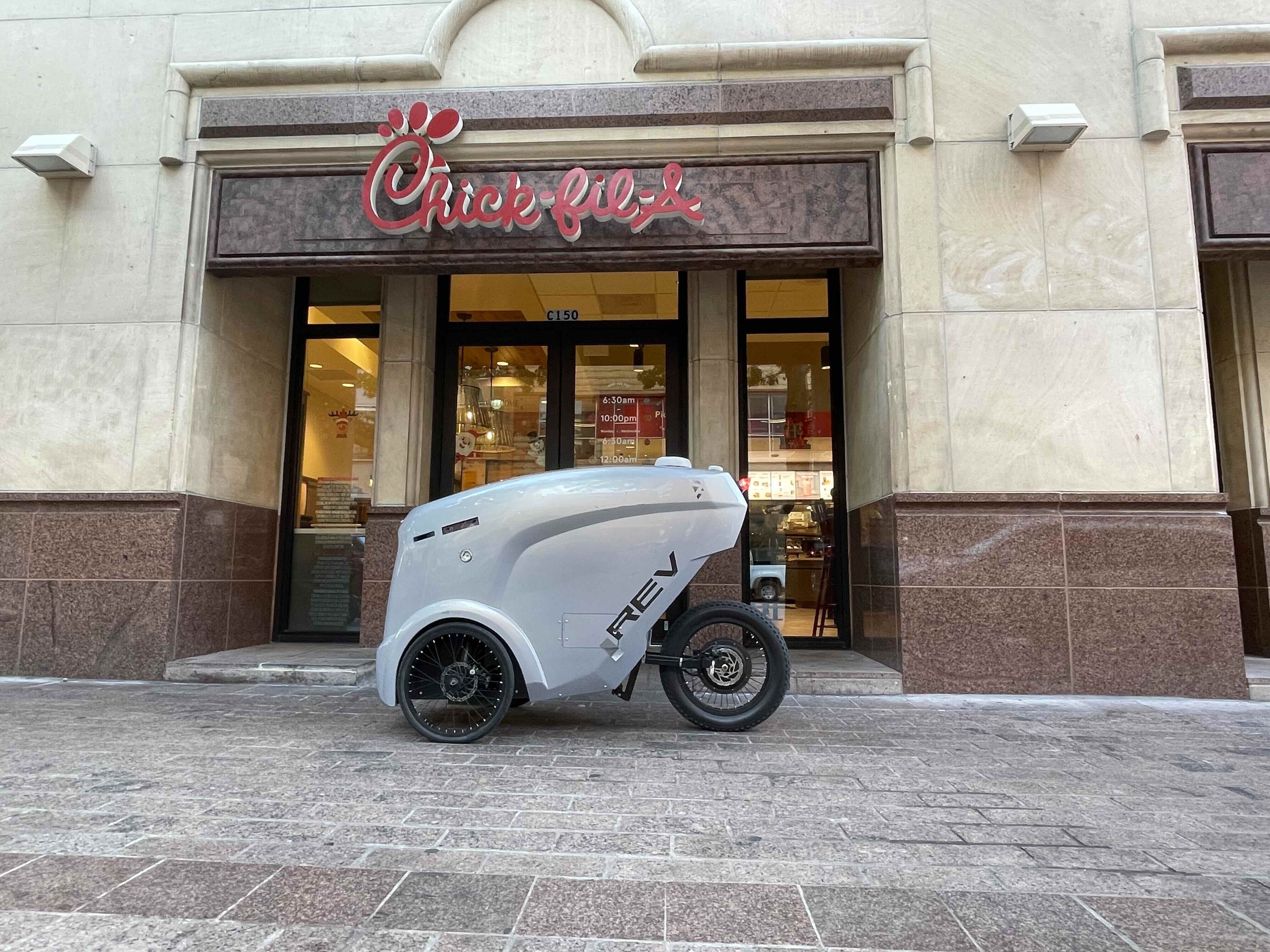 Robot de livraison d'IA de réfraction devant Chick-fil-A à Austin