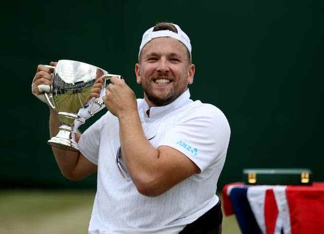 Dylan Alcott célèbre la victoire dans les quads masculins en fauteuil roulant le douzième jour des championnats de Wimbledon au All England Lawn Tennis and Croquet Club, Wimbledon