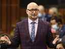 Le ministre de la Justice et procureur général du Canada, David Lametti, se lève pendant la période des questions à la Chambre des communes, sur la colline du Parlement, à Ottawa, le 16 mai 2022.