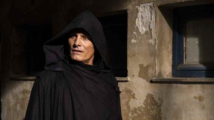 Viggo Mortensen porte bien une cape noire.