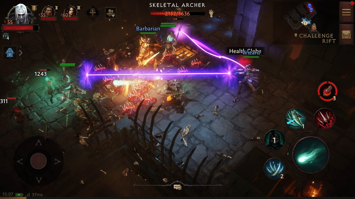 Trois personnages joueurs dans Diablo Immortal effectuent des attaques ensemble contre des ennemis squelettes dans l'un des donjons du jeu