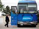 Le chef progressiste-conservateur de l'Ontario, Doug Ford, monte à bord de son autobus de campagne à Brampton, en Ontario, le 25 mai.