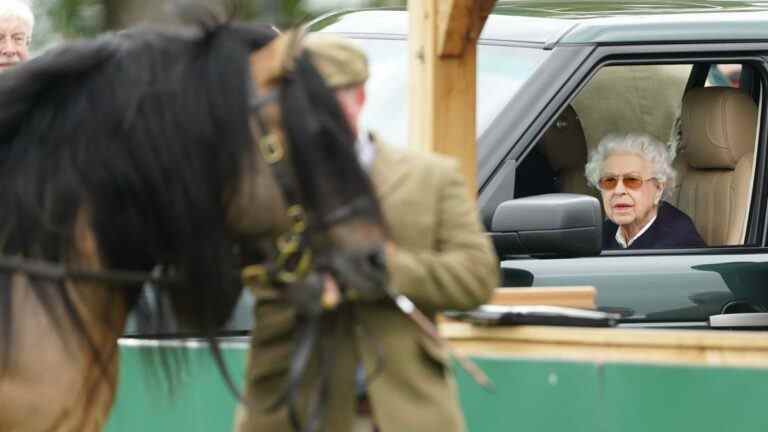 Reine dans des images inédites caressant et nourrissant des chevaux bien-aimés