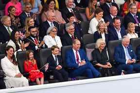 De gauche à droite : Catherine, duchesse de Cambridge, la princesse Charlotte de Cambridge, le prince George de Cambridge, le prince William, duc de Cambridge, Camilla, duchesse de Cornouailles et le prince Charles, prince de Galles assistent à la Platinum Party au palais de Buckingham, dans le cadre de la Célébrations du jubilé de platine de la reine, le 4 juin 2022 à Londres.