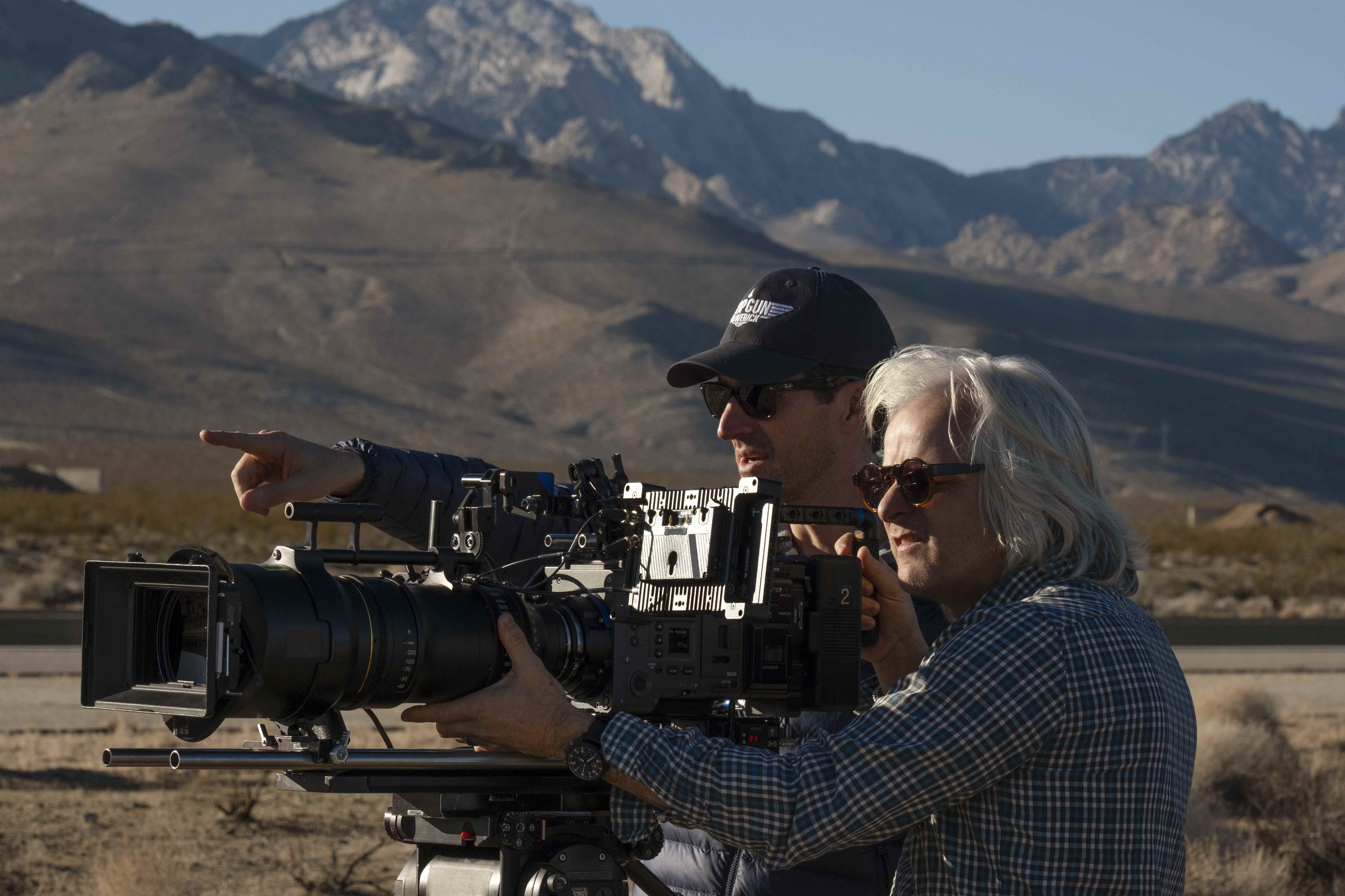 LE RÉALISATEUR JOE KOSINSKI ET LE DIRECTEUR DE LA PHOTOGRAPHIE CLAUDIO MIRANDA SUR LE PLATEAU DE TOP GUN : MAVERICK DE PARAMOUNT PICTURES, SKYDANCE ET JERRY BRUCKHEIMER FILMS.