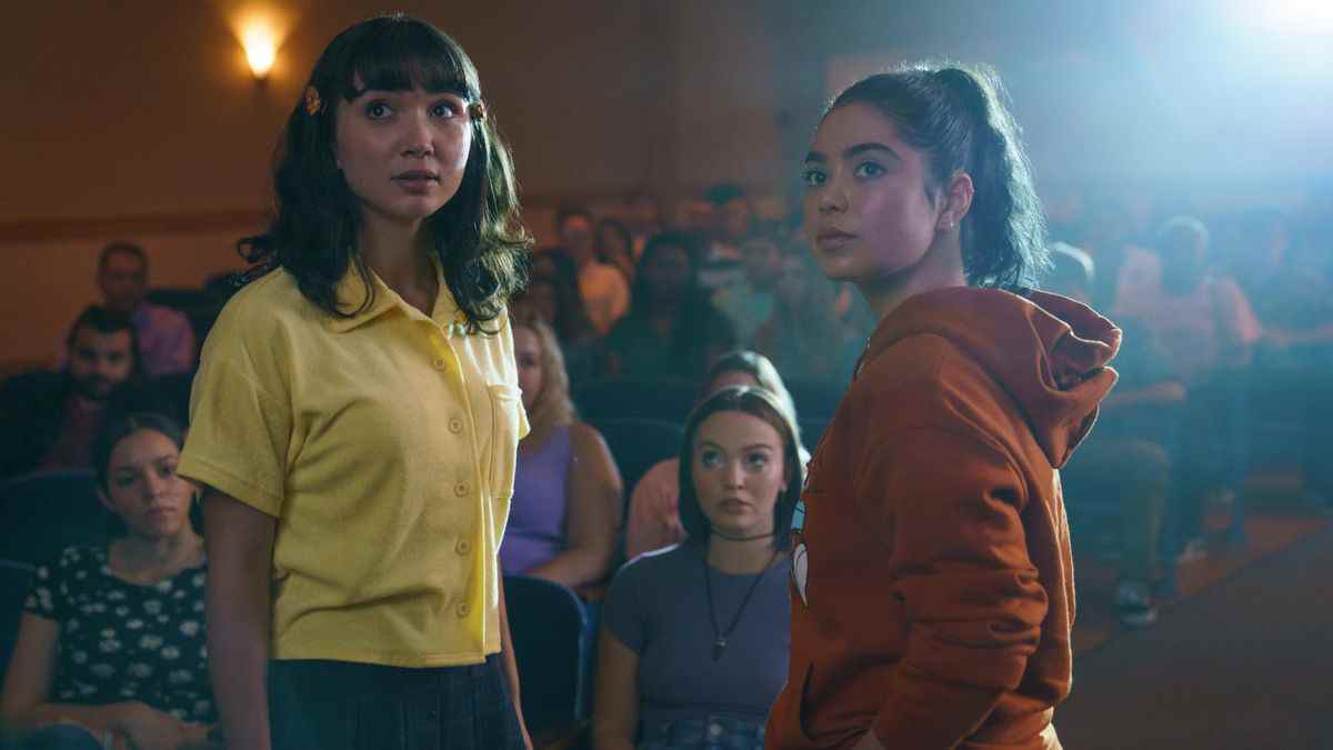 Un auditorium d'étudiants à Crush.  Paige (Rowan Blanchard), Chantal (Addie Weyrich) et AJ (Auli'i Cravalho), montrées.