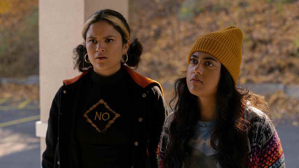 Lupe (Victoria Moroles) et Sunny (Kuhoo Verma) dans Plan B.