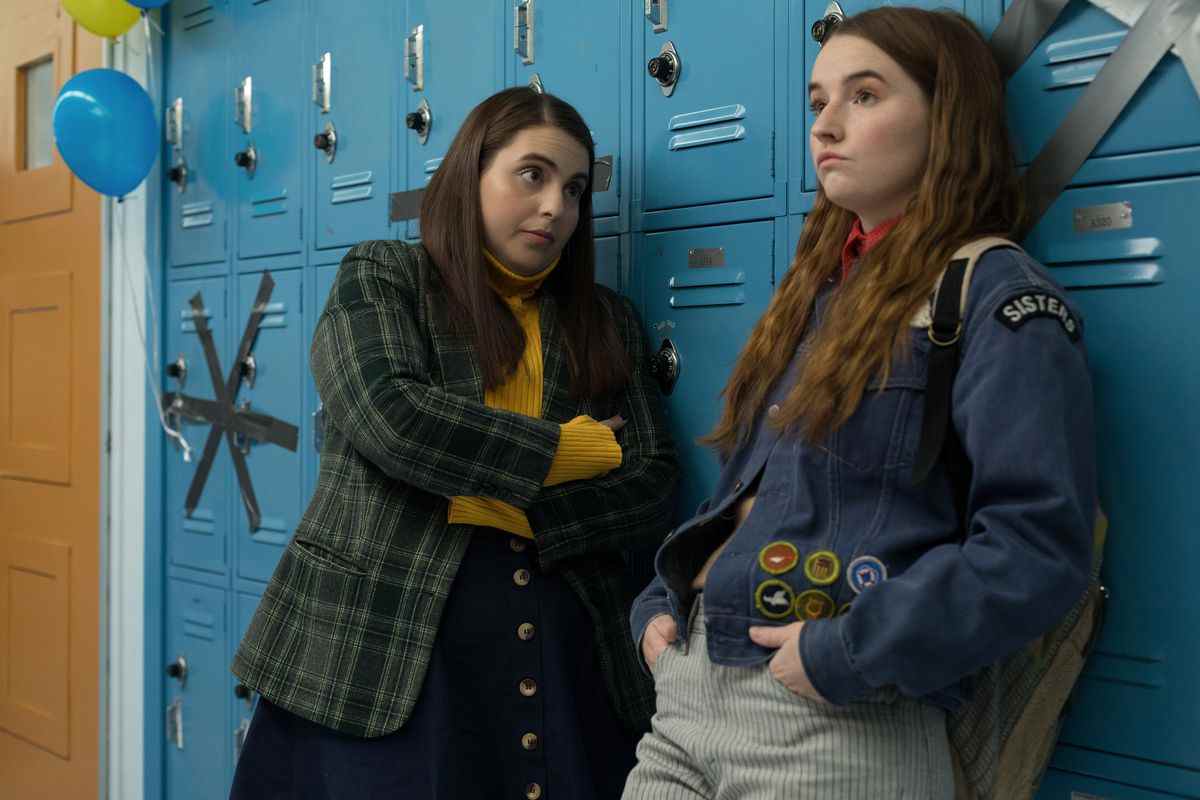 Molly et Amy se tiennent près des casiers de Booksmart