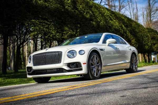 La Bentley Flying Spur Hybrid 2022 est une étape précaire vers un avenir de luxe pour les véhicules électriques