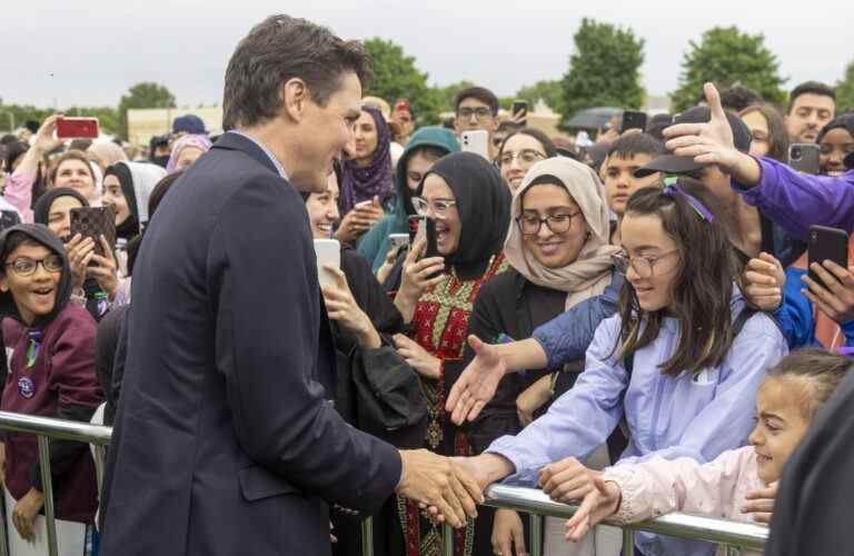 Justin Trudeau visite Londres et loue les étudiants derrière la marche d’Afzaal