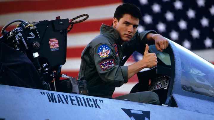 Maverick faisant un coup de pouce dans Top Gun.