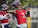 Le quart-arrière Vernon Adams Jr. lance une passe lors de l'entraînement au camp d'entraînement des Alouettes de Montréal à Trois-Rivières le 26 mai 2022.