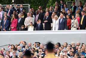 Catherine, duchesse de Cambridge, Premier ministre Boris Johnson, Mike Tindall, prince Louis de Cambridge, princesse Charlotte de Cambridge, prince George de Cambridge, prince William, duc de Cambridge, Camilla, duchesse de Cornouailles, prince Charles, prince de Galles, princesse Anne, la princesse royale et Sir Timothy Laurence lors du Platinum Pageant le 5 juin 2022 à Londres.