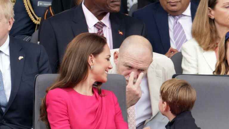 Mike Tindall garde un œil sur l’effronté prince Louis au Jubilee Pageant