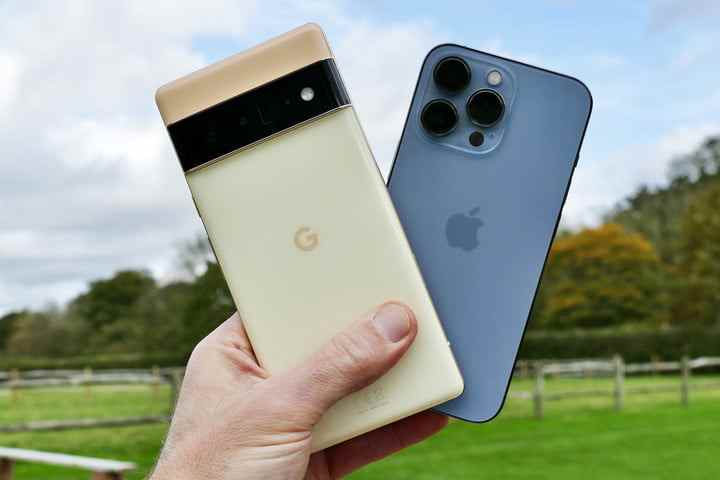 Pixel 6 Pro et iPhone 13 Pro en main.