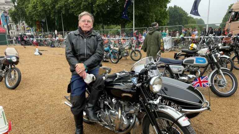 Le motard de parade, 86 ans, fait de la moto depuis le règne de la reine