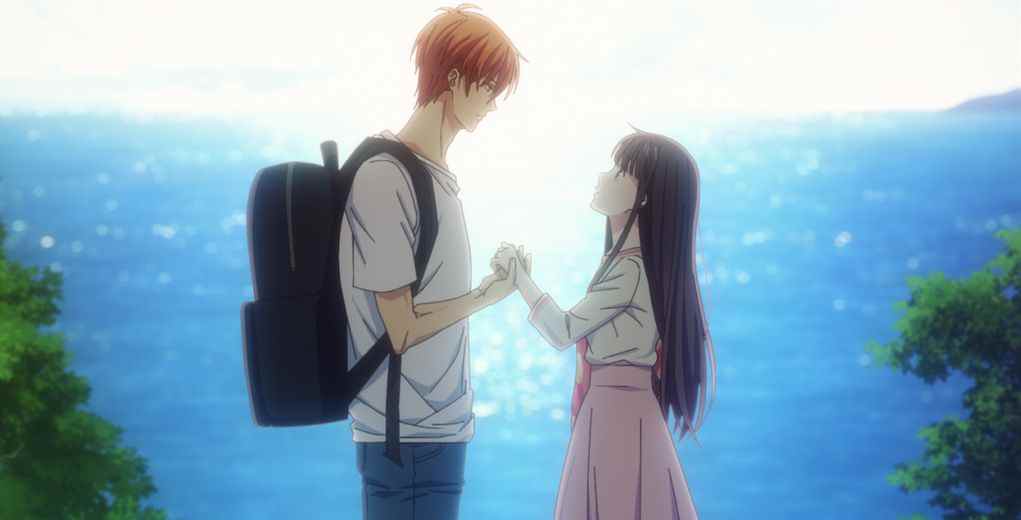 Deux des personnages de Fruits Basket : Prelude se tenant par la main, se détachant sur la mer