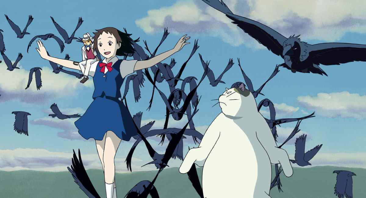 Une fille avec un petit chat haut de forme sur une épaule se tient au milieu d'une volée d'oiseaux et un chat plus grand debout sur ses pattes arrière dans une image de The Cat Returns de Studio Ghibli