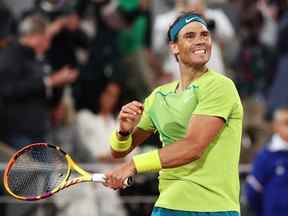 Rafael Nadal célèbre sa victoire contre Novak Djokovic lors du match de quart de finale du simple messieurs à Roland-Garros à Paris le 31 mai 2022.