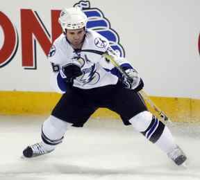 Martin St. Louis du Lightning de Tampa Bay célèbre son but contre les Canadiens au Centre Bell de Montréal le 11 décembre 2008.