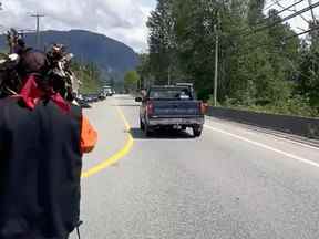 La GRC de Mission dit que c'est une chance que personne n'ait été « grièvement blessé » lorsqu'un conducteur de camionnette a heurté quatre personnes avec son véhicule.  Les piétons faisaient partie d'un groupe marchant le long de la route Lougheed jusqu'à l'emplacement de l'ancien pensionnat St. Mary's.