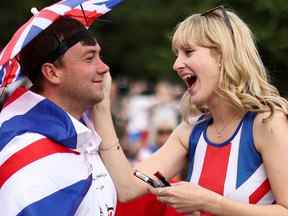 Les personnes portant des costumes sur le thème de l'Union Jack se rassemblent sur le centre commercial, avant la BBC Platinum Party au concert du palais devant le palais de Buckingham, lors des célébrations du jubilé de platine de la reine Elizabeth en Grande-Bretagne, à Londres, en Grande-Bretagne, le 4 juin 2022. REUTERS/Tom Nicholson