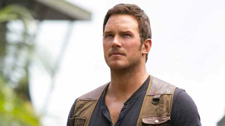 Owen Grady regarde au loin dans Jurassic World Fallen Kingdom