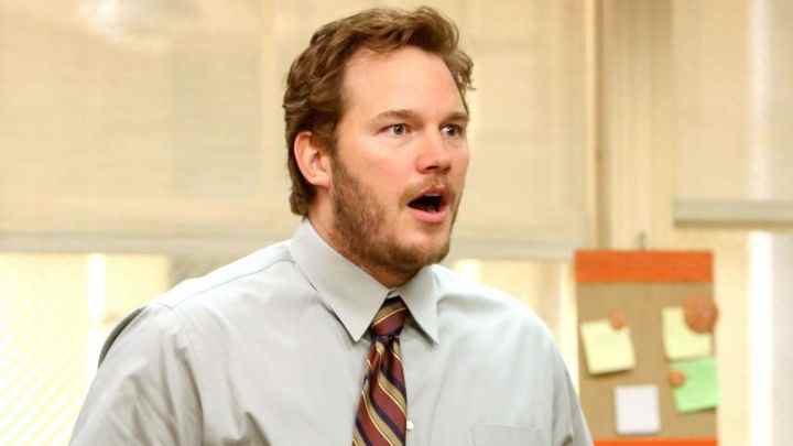 Andy Dwyer a l'air surpris dans Parks and Recreation.