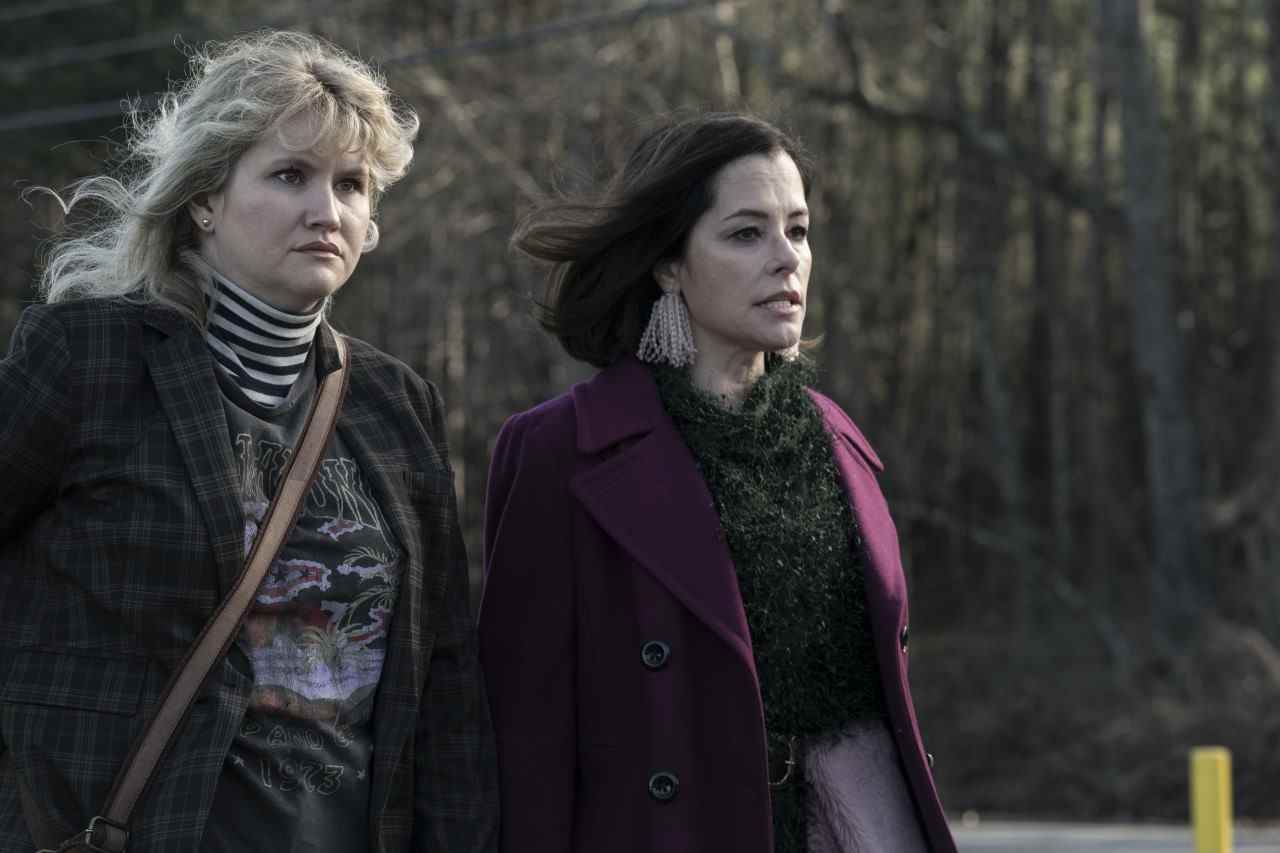 Jillian Bell et Parker Posey dans tales of the walking dead