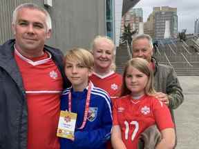 Aiden Ayre, en bleu, 11 ans, en famille.  Aiden devait être garçon de balle lors du match de football annulé entre le Canada et le Panama à BC Place le dimanche 5 juin 2022.