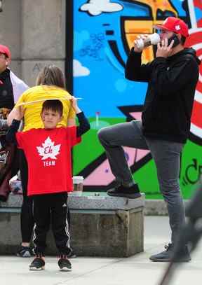 Les fans se tiennent à l'extérieur du stade BC Place après l'annulation du match amical Canada contre Panama.