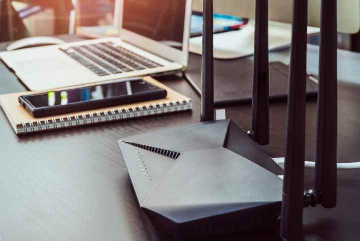 Routeurs Wi-Fi assis sur une table.