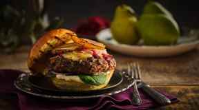 Burger de veau grillé à la poire Oka – Veau de l'Ontario