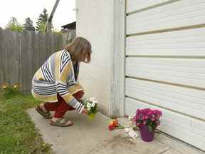 Alison Jardine dépose des fleurs sur les lieux mardi.