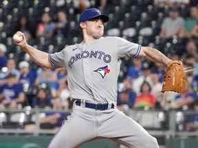 Le lanceur partant des Blue Jays de Toronto, Ross Stripling, livre un lancer contre les Royals de Kansas City lors de la première manche au Kauffman Stadium le 6 juin 2022.