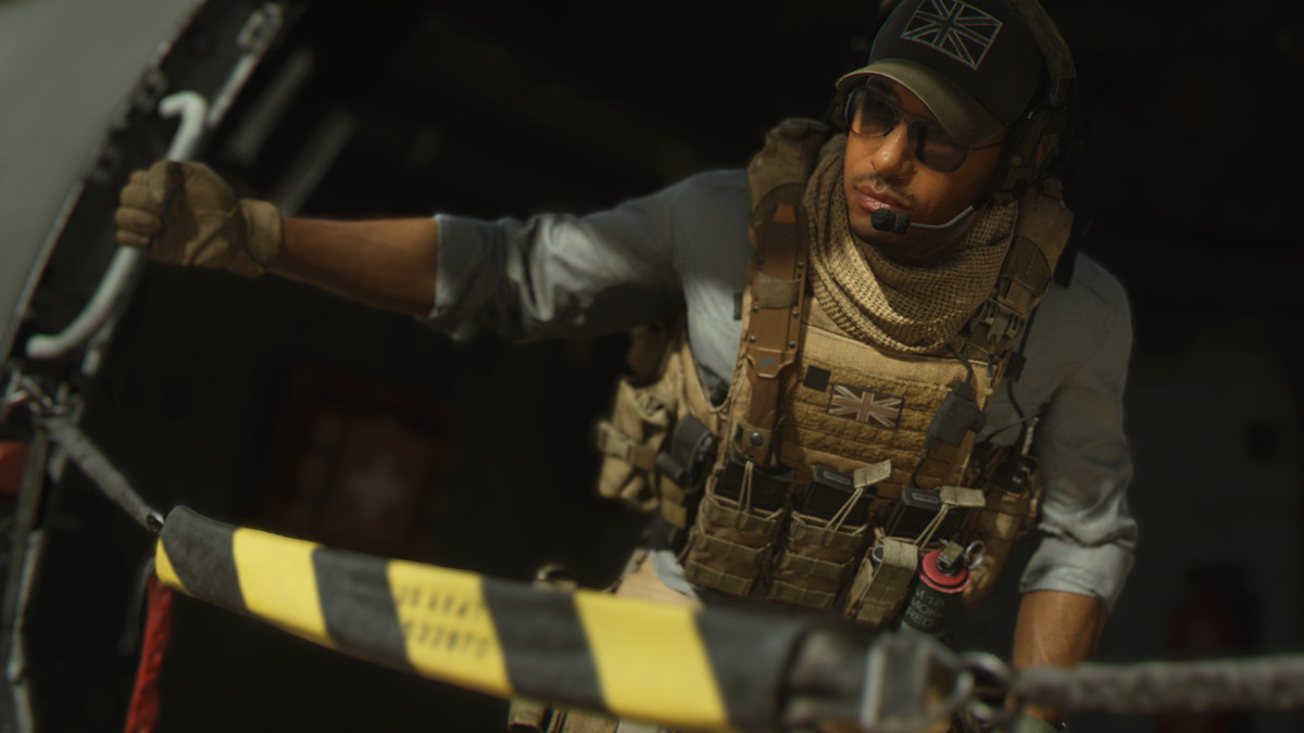 Un soldat debout dans un hélicoptère dans Call of Duty: Modern Warfare 2 (2022)