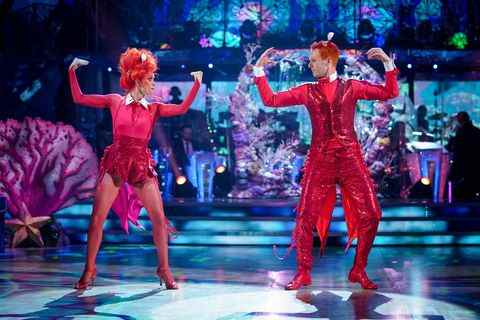 venez strictement danser dan walker et nadiya bychkova danser un jive pour la semaine d'halloween tout en étant habillés comme des homards