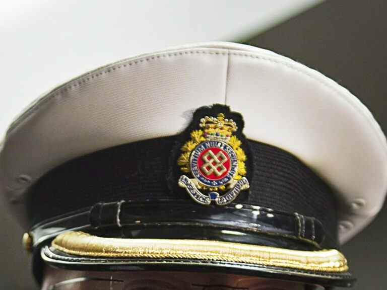 La pénurie de chapeaux dorés en relief dans la Marine canadienne oblige les officiers à ne plus porter d’uniforme