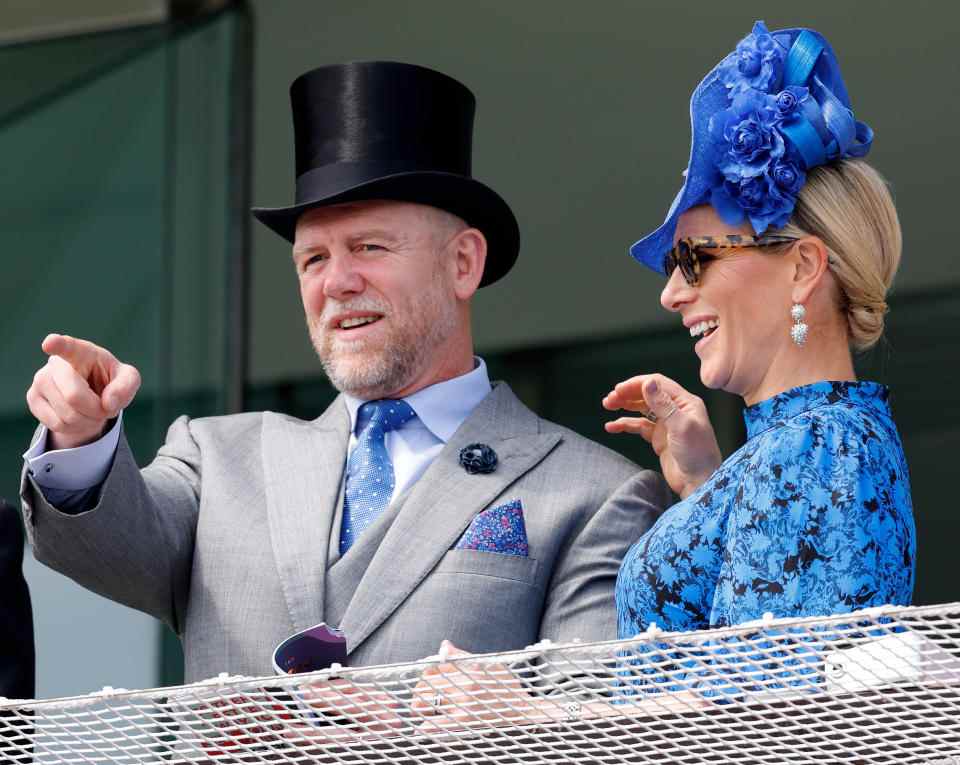 Mike Tindall et Zara Tindall regardent la course depuis la loge royale alors qu'ils assistent au Derby d'Epsom à l'hippodrome d'Epsom le 4 juin 2022 à Epsom, en Angleterre.  (Photo de Max Mumby/Indigo/Getty Images)