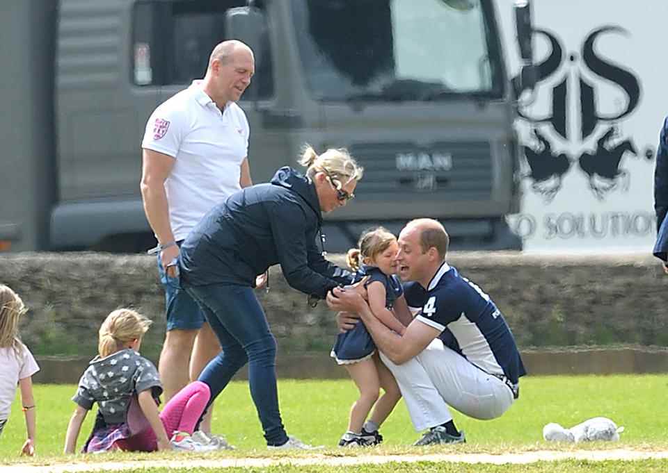 Mike et Zara Tindall regardent leur fille Mia recevoir un câlin du prince William, duc de Cambridge, au Maserati Royal Charity Polo Trophy au Beaufort Polo Club le 11 juin 2017 à Tetbury, en Angleterre.  (Photo de Karwai Tang/WireImage)