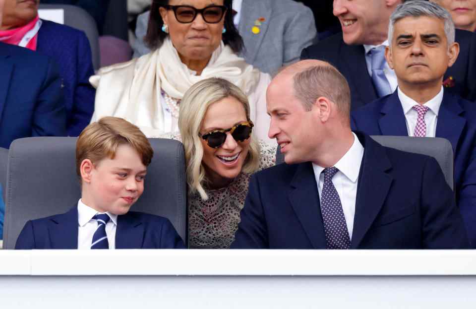 Le prince George de Cambridge, Zara Tindall et le prince William, duc de Cambridge assistent au Platinum Pageant on The Mall le 5 juin 2022 à Londres, en Angleterre.  Le jubilé de platine d'Elizabeth II est célébré du 2 au 5 juin 2022 au Royaume-Uni et dans le Commonwealth pour marquer le 70e anniversaire de l'accession de la reine Elizabeth II le 6 février 1952. (Photo de Max Mumby/Indigo/Getty Images )