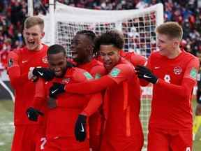 Le junior Hoilett du Canada célèbre le pointage avec ses coéquipiers lors d'une qualification pour la Coupe du monde au BMO Field à Toronto le 27 mars 2022.