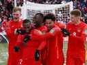 Junior Hoilett du Canada célèbre son troisième but contre la Jamaïque avec ses coéquipiers au terrain BMO de Toronto.  Le Canada se qualifierait pour la coupe du monde Qatar 2022.  REUTERS/Carlos Osorio 